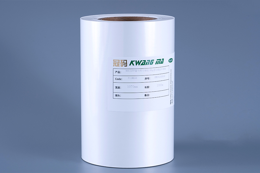 Materiály štítků s lepicí fólií