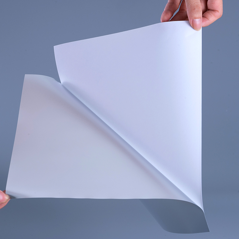 Materiály na etikety z matného stříbrného polyesterového filmu 50 mic s akrylovým lepidlem na vodní bázi a nátěrem na vodní bázi