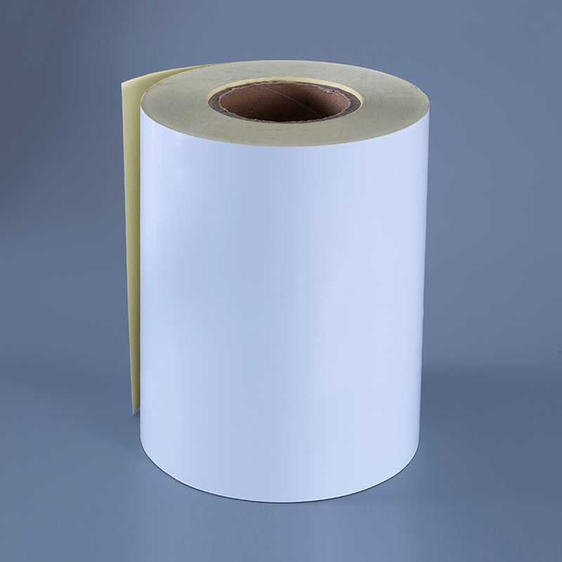 Samolepicí štítek s lesklým bílým polyesterovým filmem 50 mic s odnímatelným lepidlem odolným vůči alkoholu a vysokým teplotám