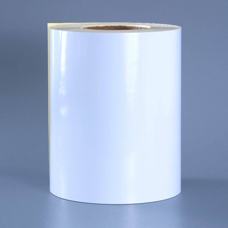 Samolepicí štítek s lesklým bílým polyesterovým filmem 50 mic s odnímatelným lepidlem odolným vůči alkoholu a vysokým teplotám