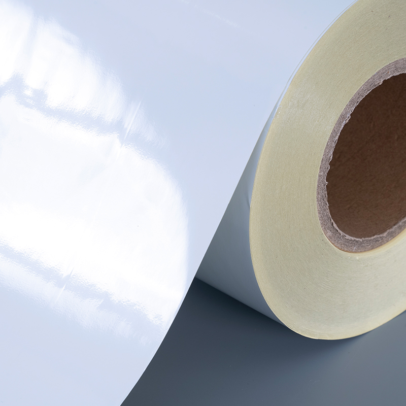 Samolepicí štítek s lesklým bílým polyesterovým filmem 50 mic s odnímatelným lepidlem odolným vůči alkoholu a vysokým teplotám