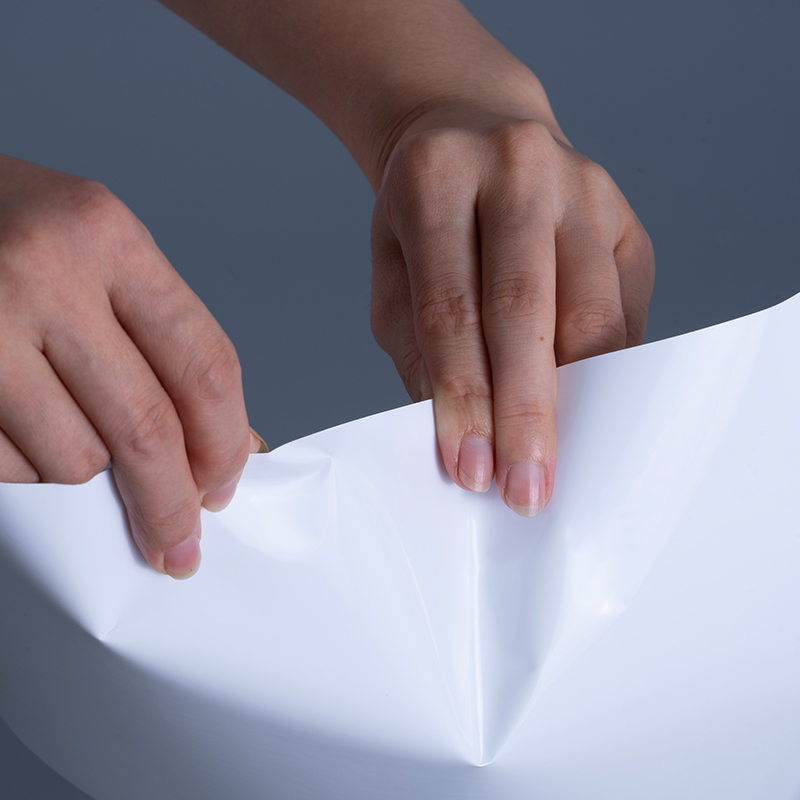 25mic lesklý PET vinylový filmový materiál štítků s akrylovým lepidlem Jumbo role pro inkoustový tisk