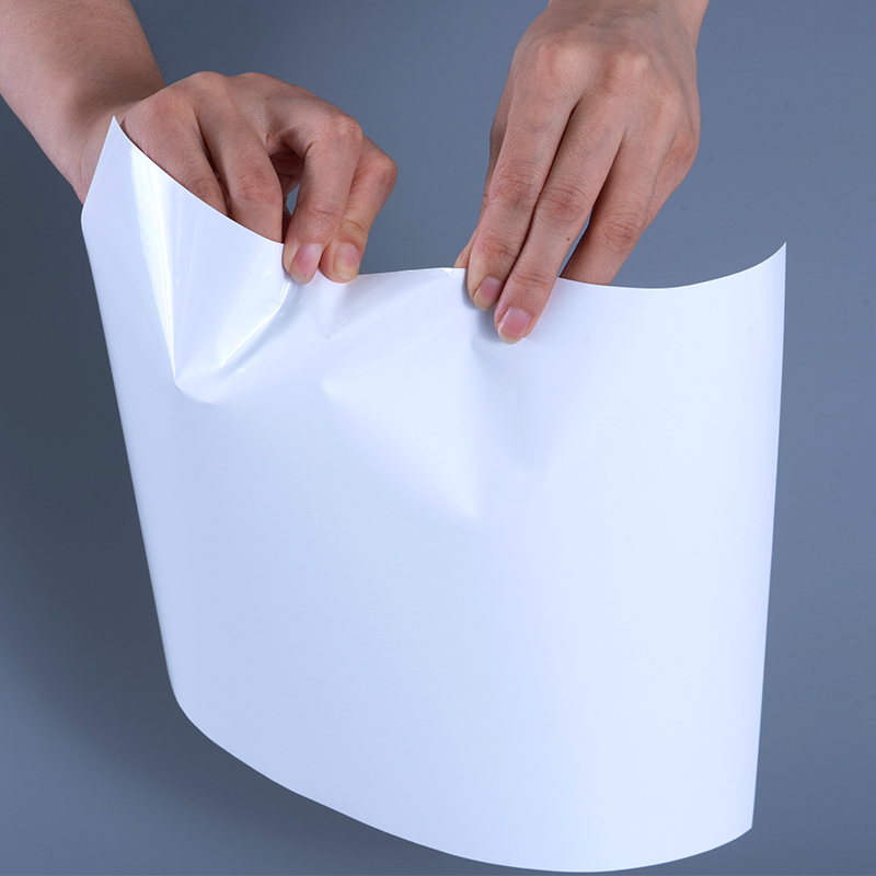 25mic lesklý PET vinylový filmový materiál štítků s akrylovým lepidlem Jumbo role pro inkoustový tisk