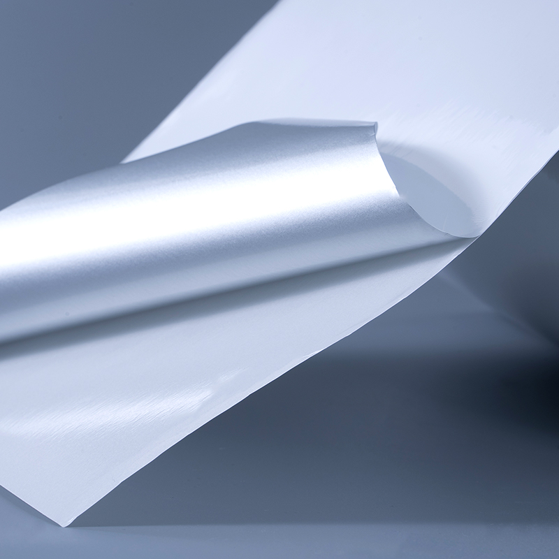 Samolepicí štítek z lesklého bílého hliníkového polyesterového filmu 25 mic s akrylovým lepidlem na vodní bázi pro inkoustový tisk