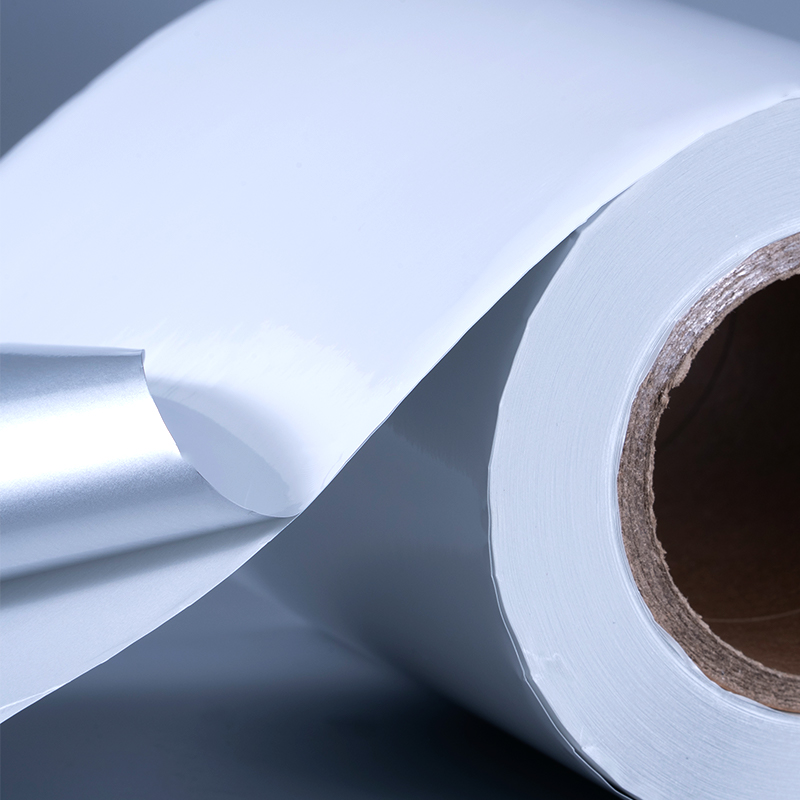 Samolepicí štítek z lesklého bílého hliníkového polyesterového filmu 25 mic s akrylovým lepidlem na vodní bázi pro inkoustový tisk