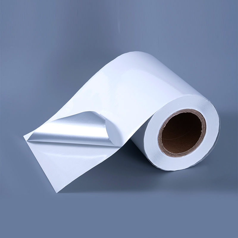 Samolepicí štítek z lesklého bílého hliníkového polyesterového filmu 25 mic s akrylovým lepidlem na vodní bázi pro inkoustový tisk