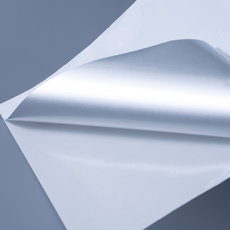 Samolepicí štítek z lesklého bílého hliníkového polyesterového filmu 25 mic s akrylovým lepidlem na vodní bázi pro inkoustový tisk