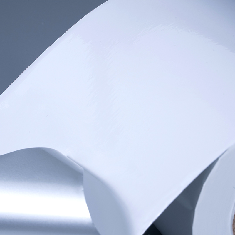 Samolepicí štítek z lesklého bílého hliníkového polyesterového filmu 25 mic s akrylovým lepidlem na vodní bázi pro inkoustový tisk