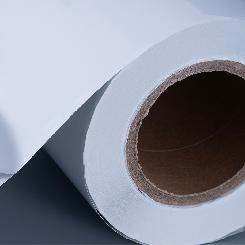 Samolepicí štítek z lesklého bílého hliníkového polyesterového filmu 25 mic s akrylovým lepidlem na vodní bázi pro inkoustový tisk