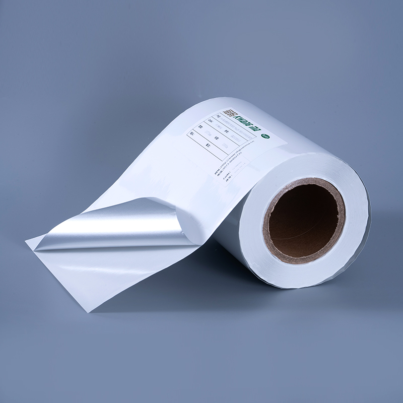 Samolepicí štítek z lesklého bílého hliníkového polyesterového filmu 25 mic s akrylovým lepidlem na vodní bázi pro inkoustový tisk