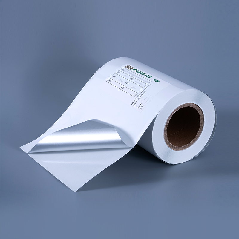 Samolepicí štítek z lesklého bílého hliníkového polyesterového filmu 25 mic s akrylovým lepidlem na vodní bázi pro inkoustový tisk