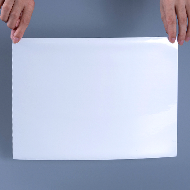 Samolepicí štítek z lesklého bílého hliníkového polyesterového filmu 25 mic s akrylovým lepidlem na vodní bázi pro inkoustový tisk