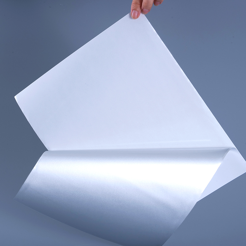 Samolepicí štítek z lesklého bílého hliníkového polyesterového filmu 25 mic s akrylovým lepidlem na vodní bázi pro inkoustový tisk